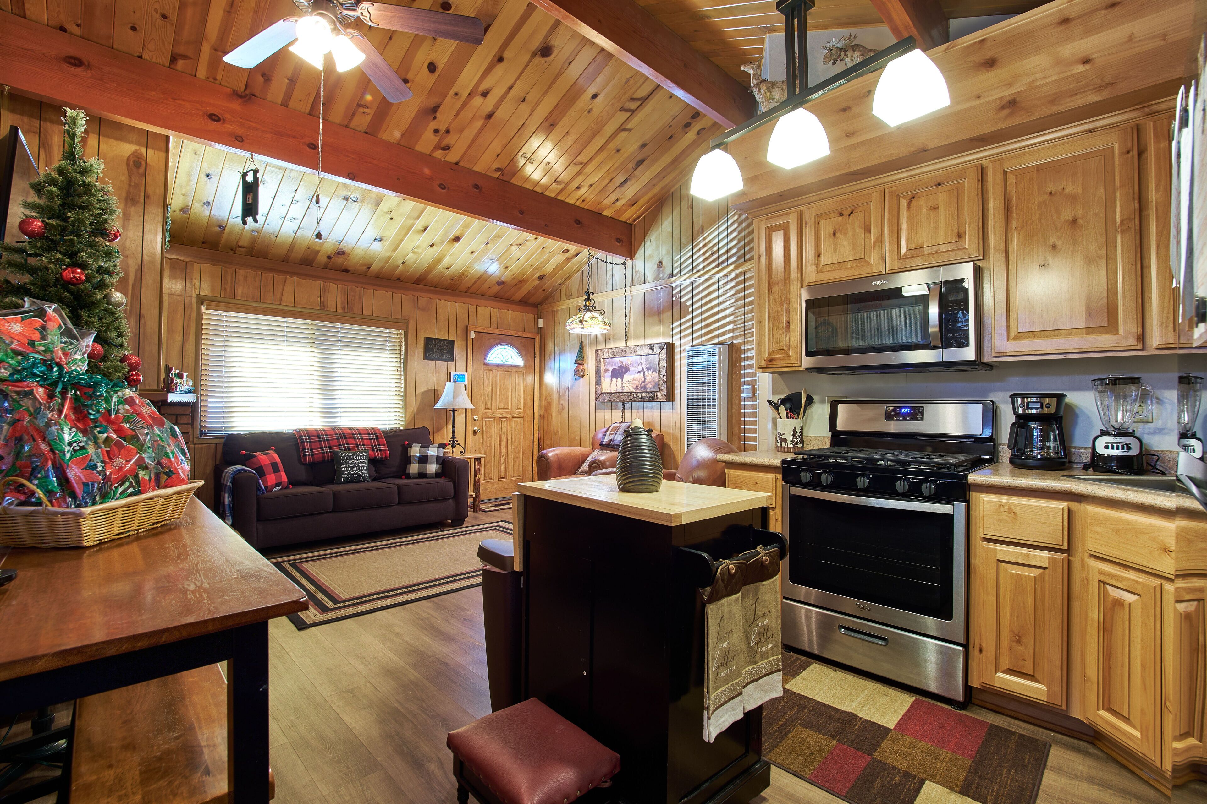 "Chippy's Chalet"  Charming 2b/2b walk to forest, pets ok.