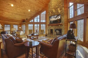 Een televisie, een open haard, een dvd-speler en een printer