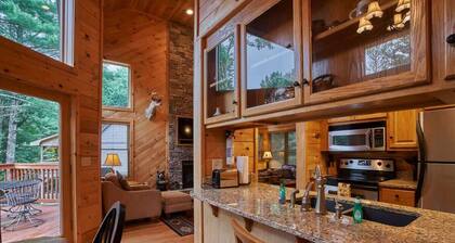 Dillard Cabin - 2BR/2BA Cabin, Hot Tub, Great Location