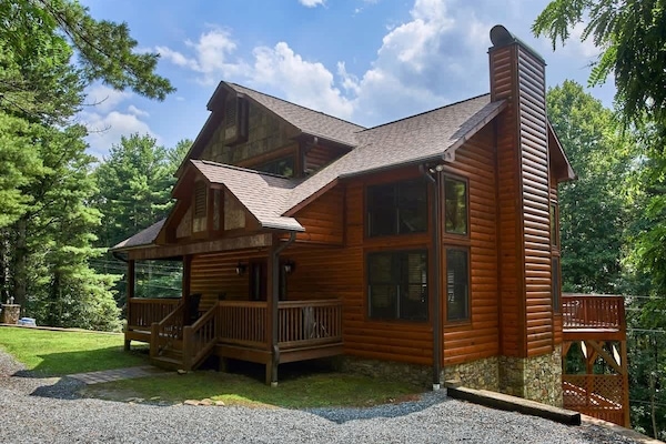 Beautiful newer, log cabin with everything you need for a fun filled get-a-way