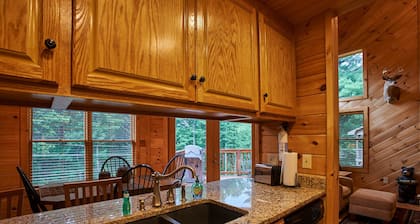 Dillard Cabin 2BR/2BA Cabin Near Blue Ridge Parkway