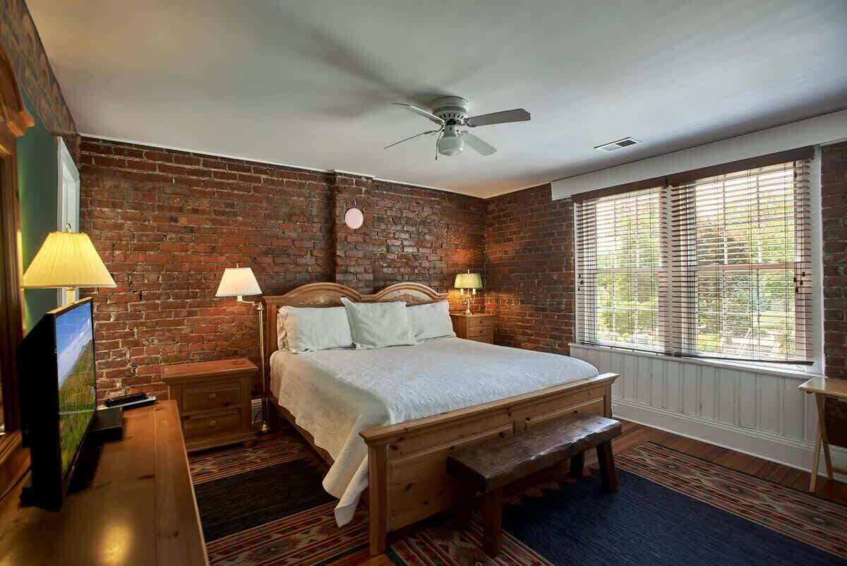 1 bedroom, iron/ironing board, internet, bed sheets