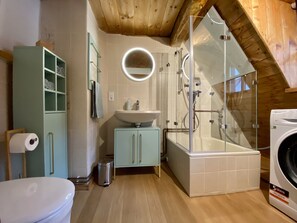 Dusche, Haartrockner, Handtücher, Seife