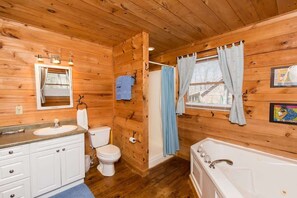 Bathtub, hair dryer - Mountain Muse - Cozy Cabin, Beautiful Setting! (Blowing Rock)