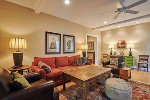 Televisión, oficina y impresora 