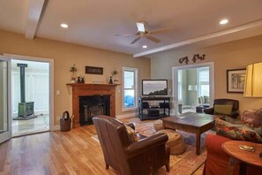 Televisión, oficina y impresora 