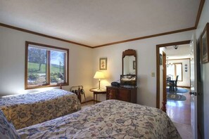 2 bedrooms, iron/ironing board, internet, bed sheets