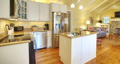 The Post House 2BR/2BA Updated Cottage in Downtown Blowing Rock