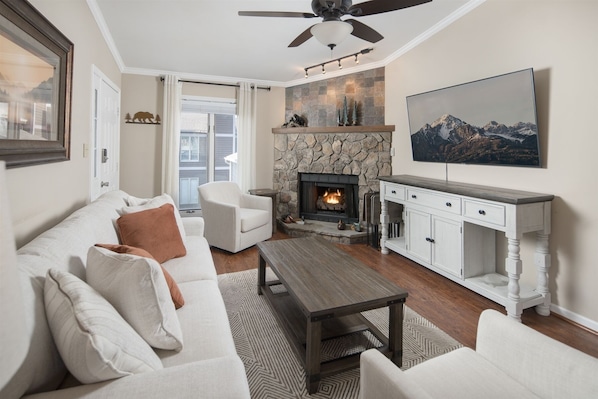 Televisión de pantalla plana, chimenea y impresora