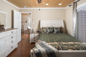 2 habitaciones, escritorio, tabla de planchar con plancha y internet