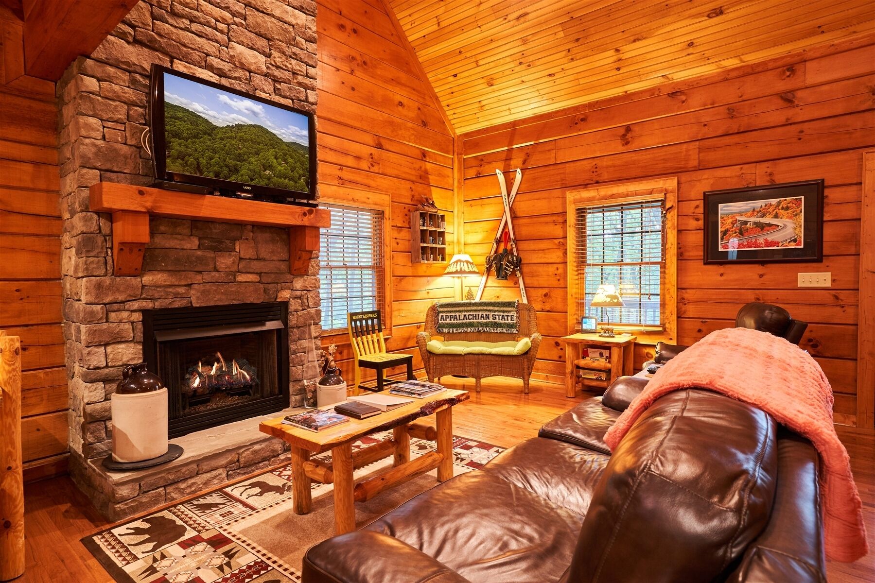 Ragland Mountain House 3BR/3.5BA Log Home near Blowing Rock