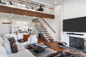 TV, fireplace