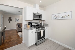 Fridge, microwave, oven, stovetop - Pristine 3B/1Bth, EasyA to US99 and Nat'l Parks (Fresno)