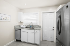 Interior - Pristine 3B/1Bth, EasyA to US99 and Nat'l Parks (Fresno)