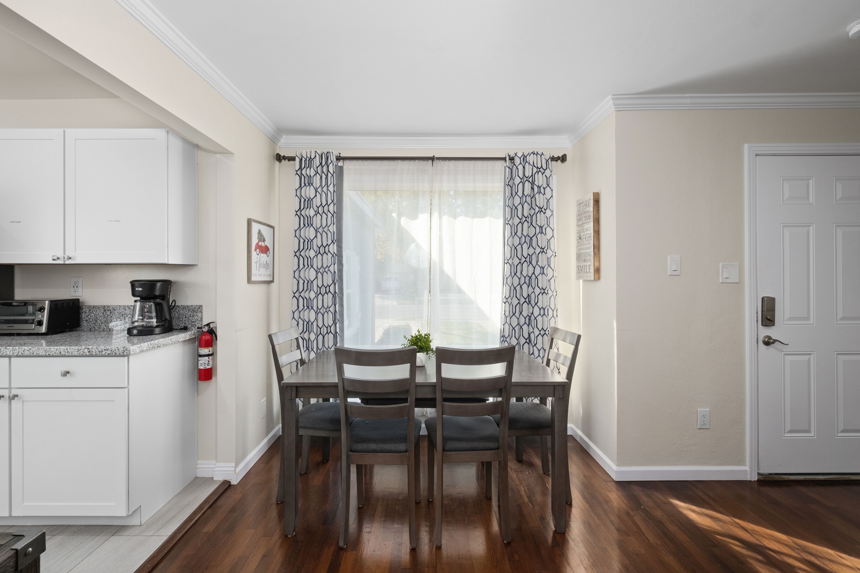 Upgraded House 3 min off R99 10 min to Airport