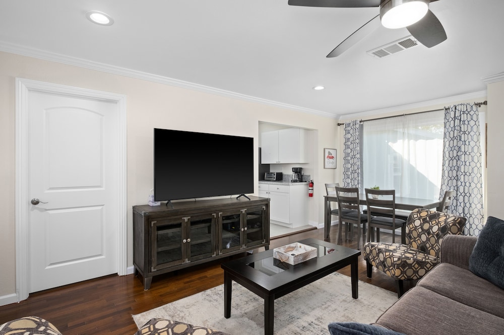 Upgraded House 3 min off R99 10 min to Airport