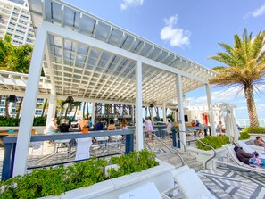 Outdoor dining - W Residences Luxury Suites Across from Fort Lauderdale Beach (Fort Lauderdale)