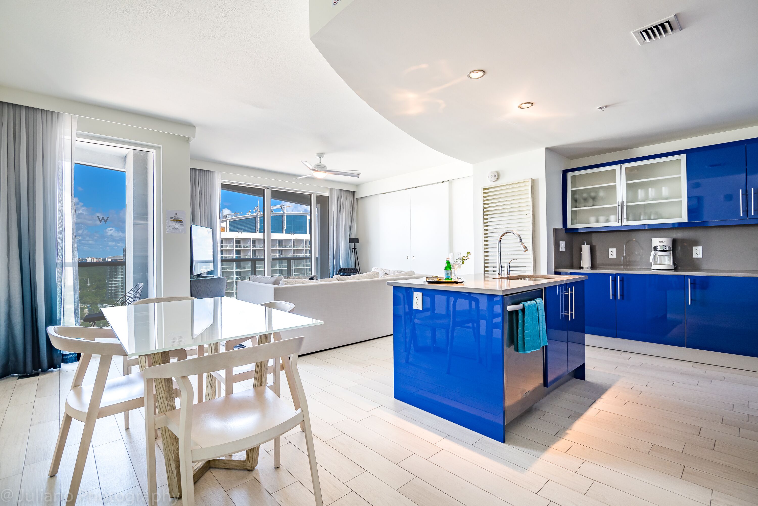 Suite de lujo, 2 habitaciones, cocina, vistas parciales al mar | Zona de estar | Smart TV de 42 pulgadas con canales por cable, una televisión