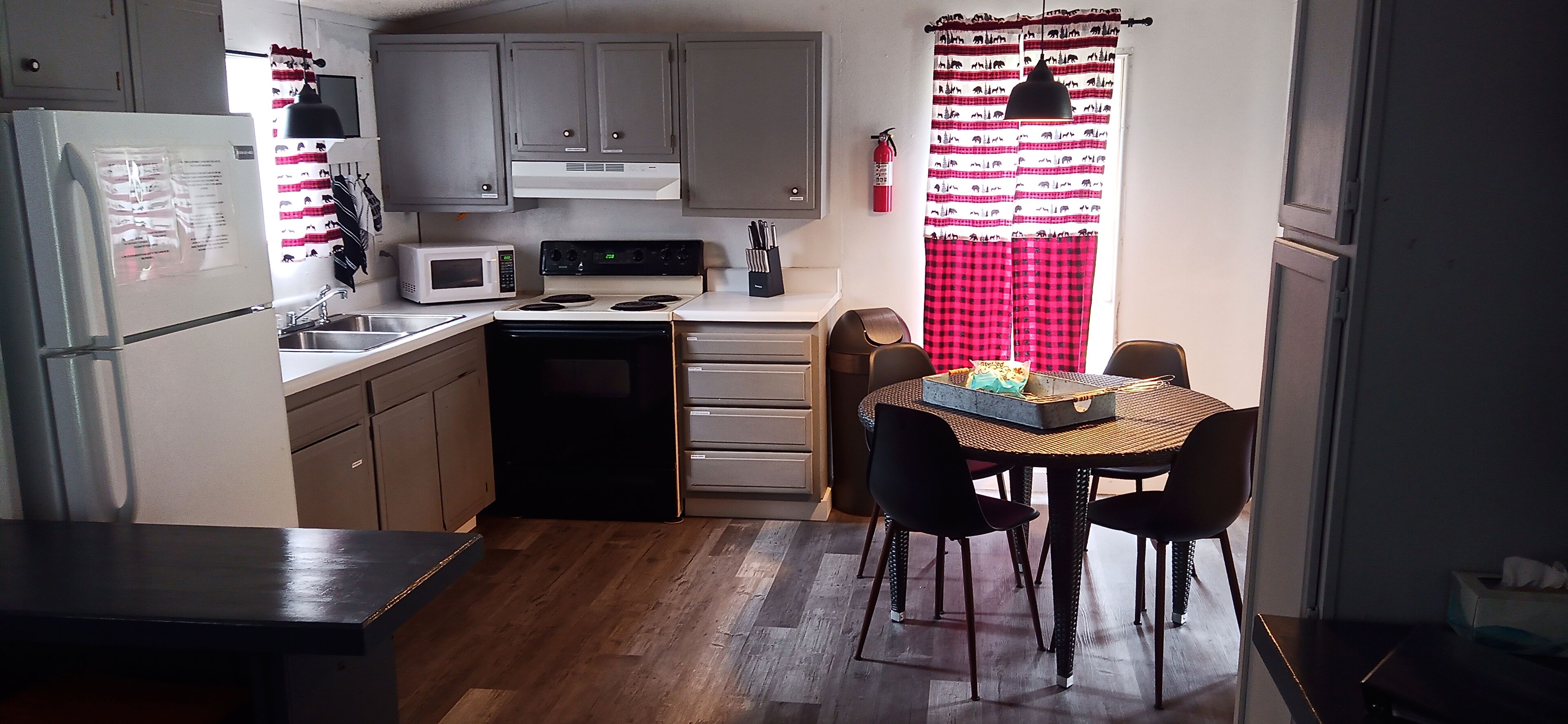 The Bear Shack- Brimstone Trail #6 Access - 10 Person Cabin. Trailer Parking!! 