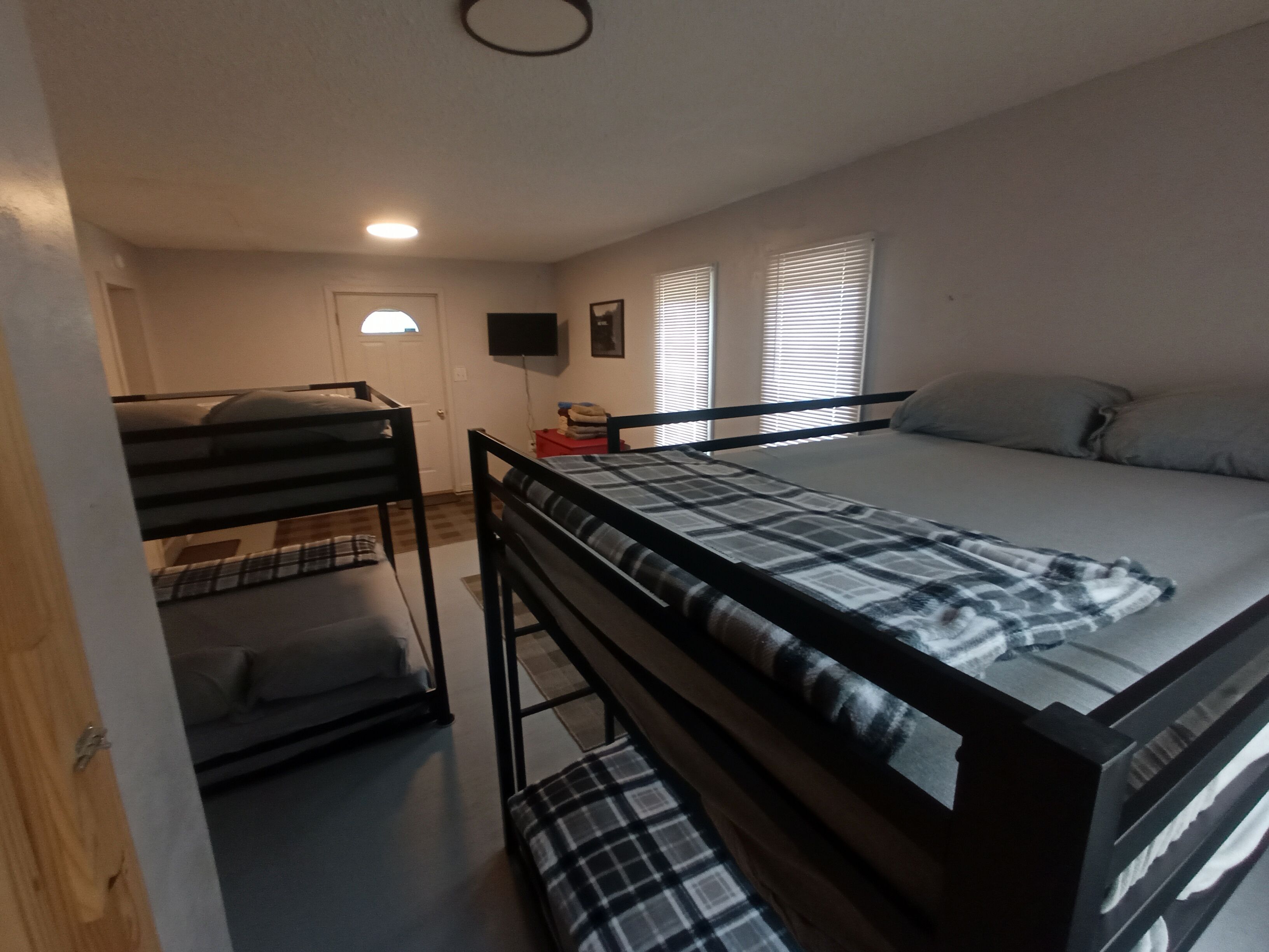 The Bear Shack- Brimstone Trail #6 Access - 10 Person Cabin. Trailer Parking!! 