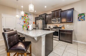 Fridge, microwave, oven, stovetop - Spacious 5BR Townhome in Davenport, FL, perfect for family getaways! (Davenport)