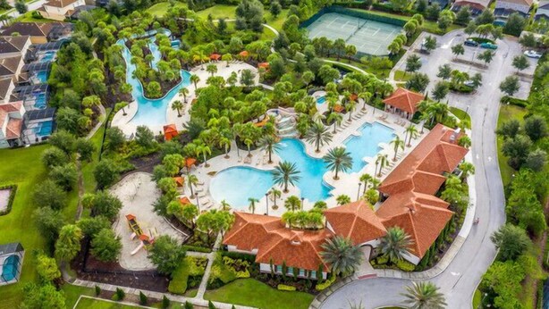 Een luchie afbeelding van een resort met meerdere zwembaden, palmbomen en resortgebouwen.