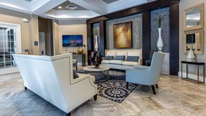 Een moderne woonkamer met een bank, fauteuils en een salontafel.