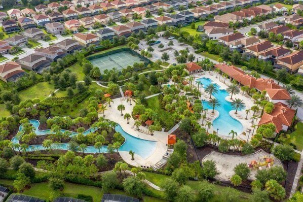 A heated pool - Spacious 5BR Townhome in Davenport, FL, perfect for family getaways! (Davenport)