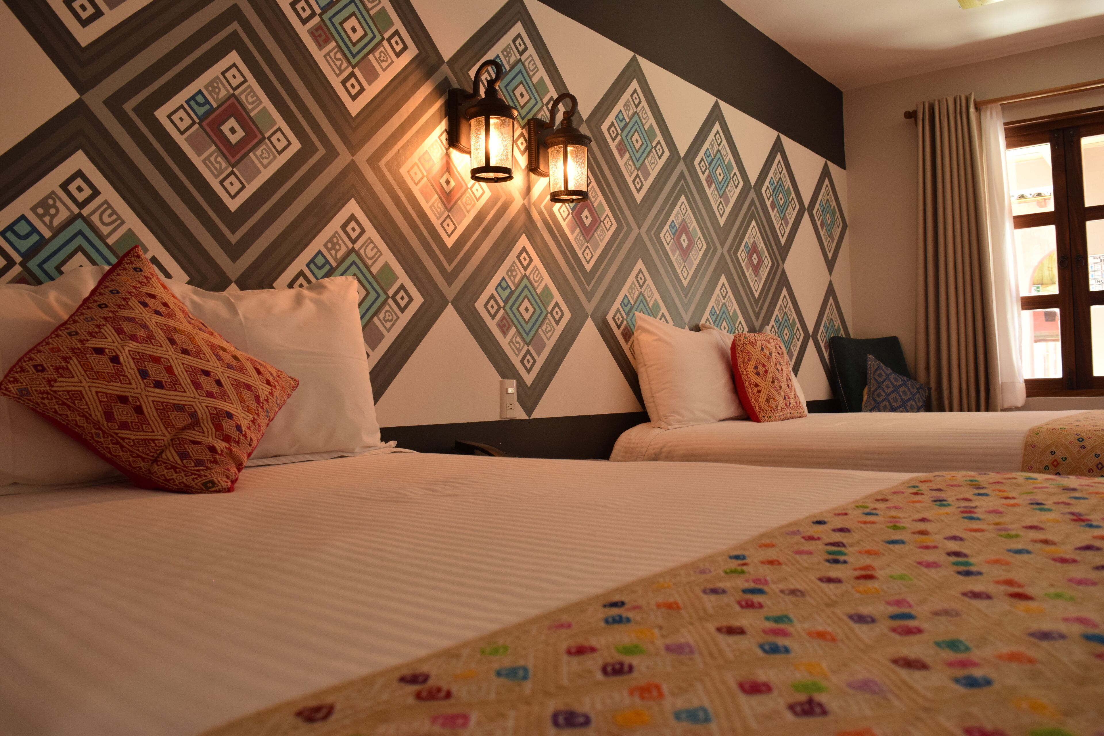 高级双人房, 2 张双人床 | 高档床上用品、记忆海绵床垫、特色装修、办公桌