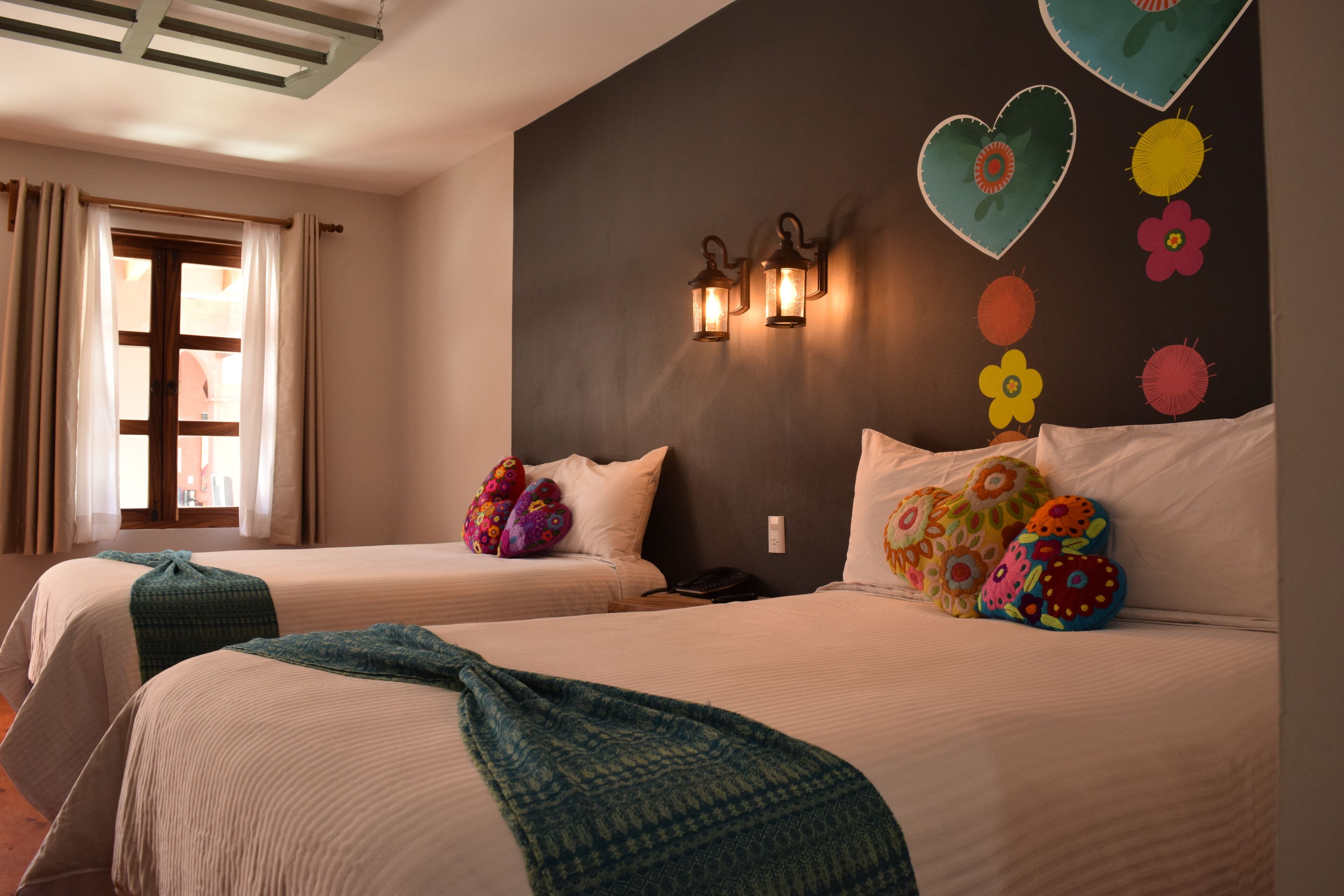 高级双人房, 2 张双人床 | 高档床上用品、记忆海绵床垫、特色装修、办公桌