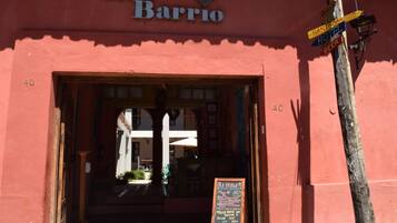 Vista frontal de la propiedad