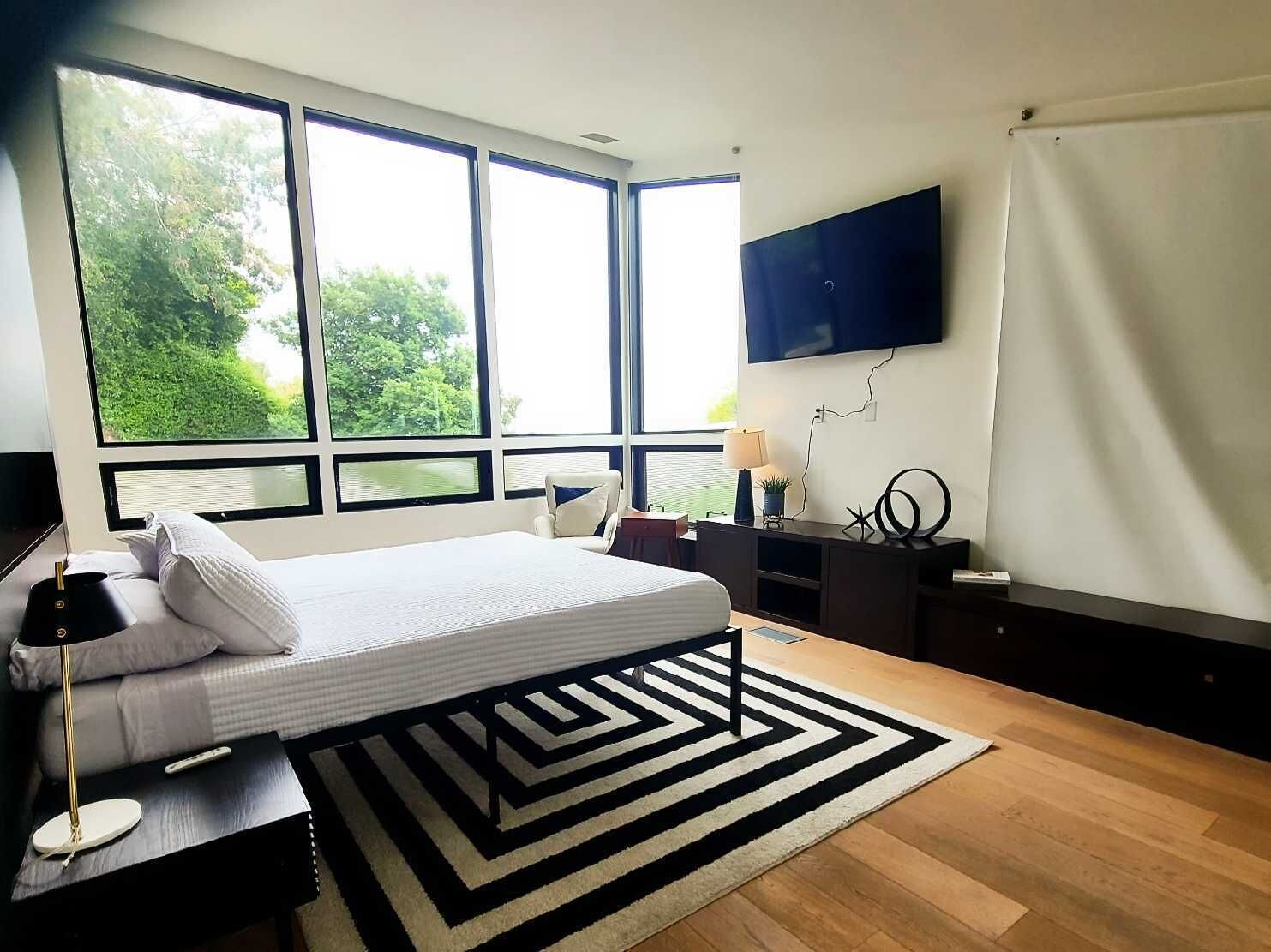 Luxury 4BR w Pool/BBQ, Downtown/Sunset Strip