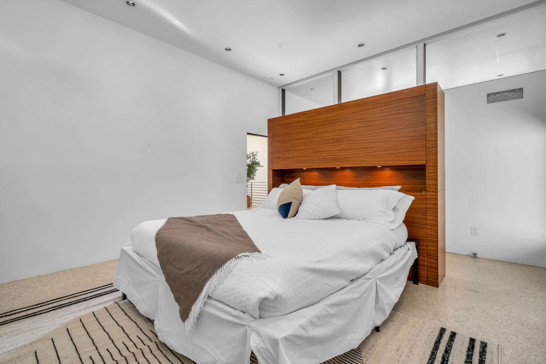 Luxury 4BR w Pool/BBQ, Downtown/Sunset Strip