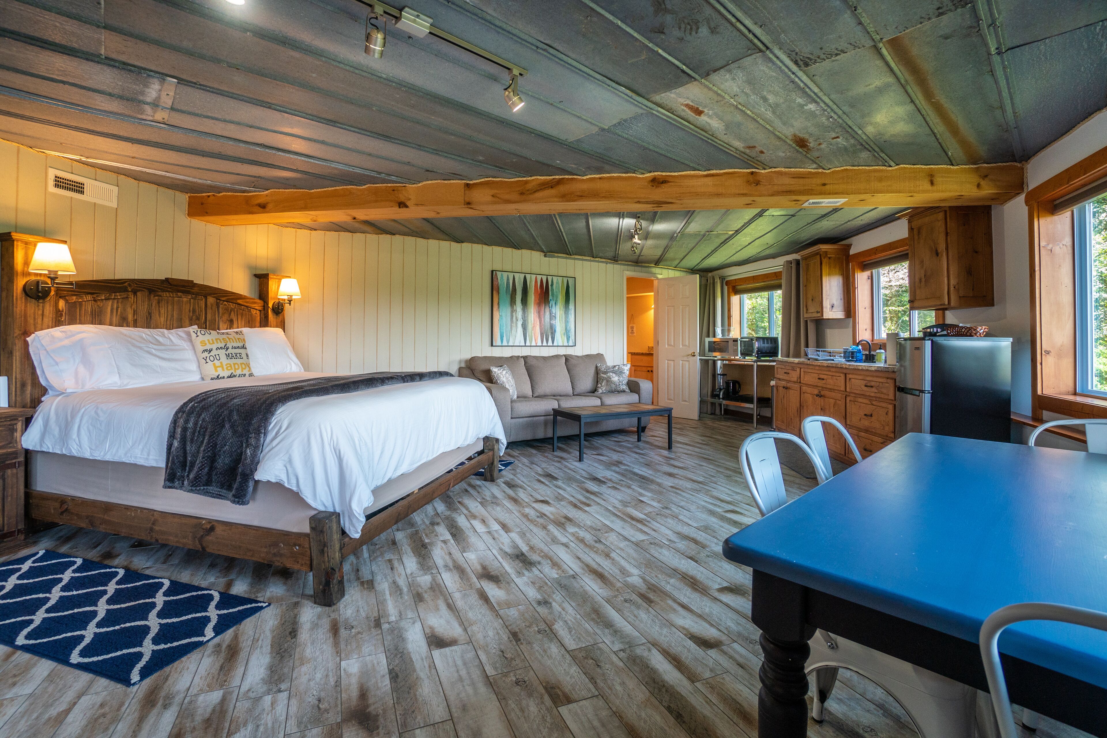 Round House Lake & Mountain Sunset Views w Hot Tub