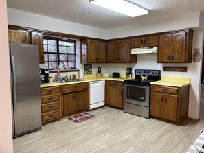Fridge, microwave, oven, stovetop - Western themed home on the hill in the country! (Tishomingo)