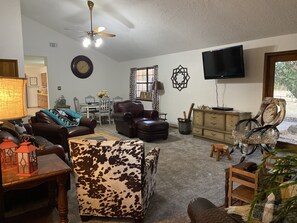 Smart TV, table tennis, books - Western themed home on the hill in the country! (Tishomingo)