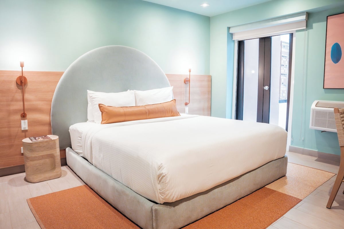 3 bedrooms, premium bedding, pillow-top beds, in-room safe