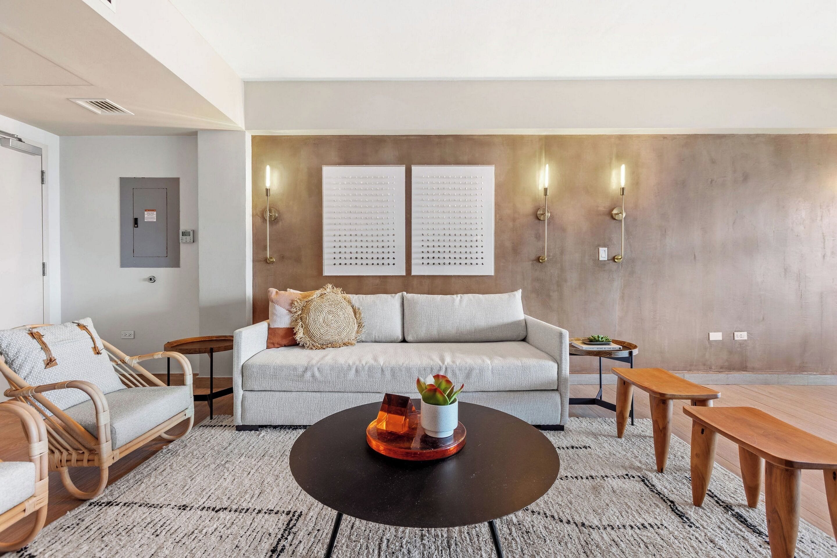 Bộ đồ giường cao cấp, nệm có lớp đệm bông, két bảo mật tại phòng 