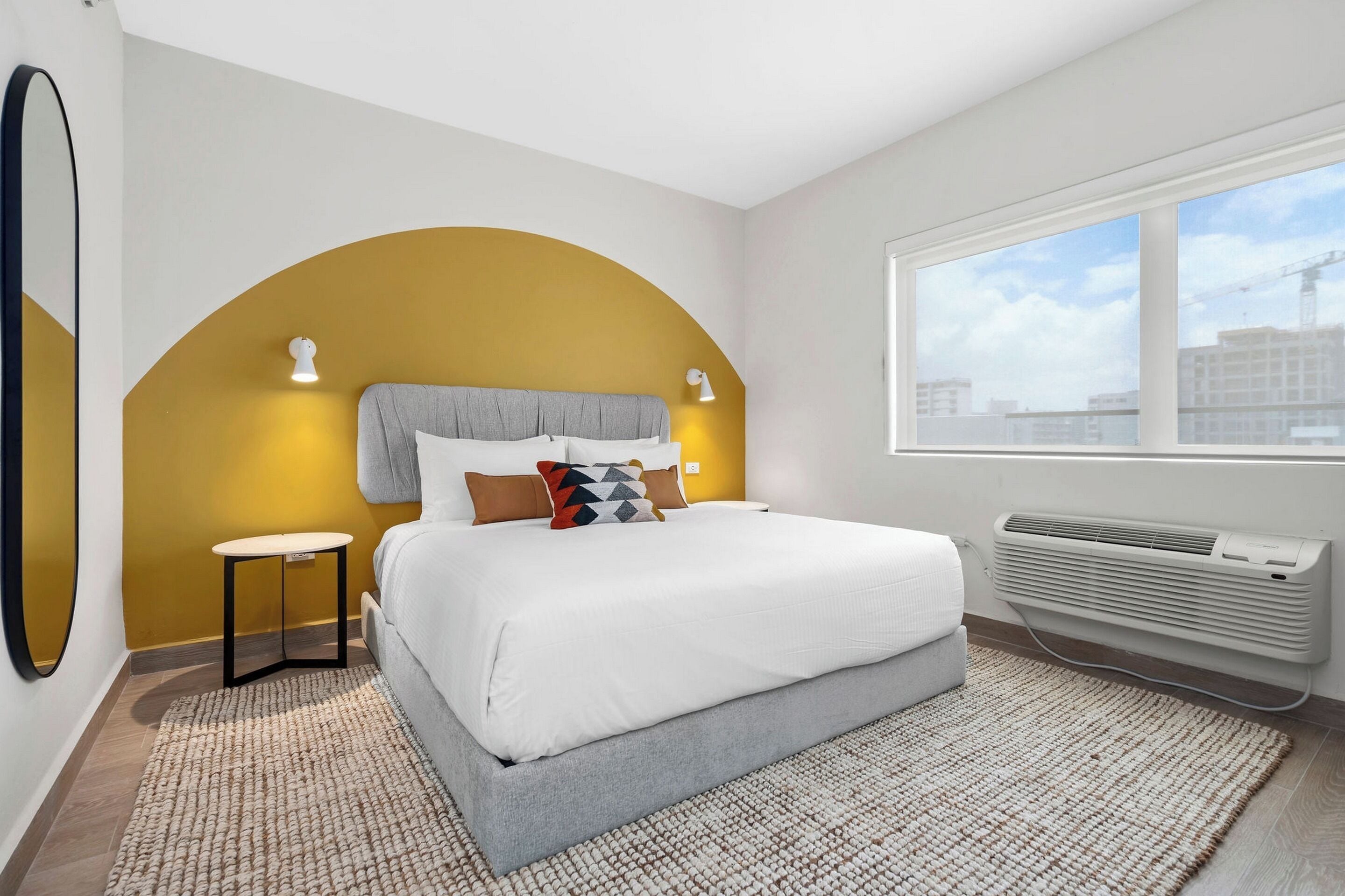 Bộ đồ giường cao cấp, nệm có lớp đệm bông, két bảo mật tại phòng 