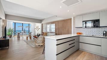 Fridge, coffee/tea maker