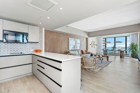 HiBird Apartment and Suites Hotel - Image 1