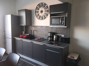 Fridge, microwave, stovetop, coffee/tea maker