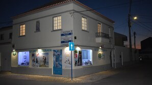 A two-story building with signage for 'Junta de Freguesia' and 'Pasto Médico'. - Casa do sapateiro (Ferrel)