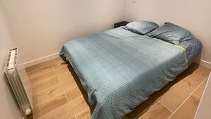 2 bedrooms, desk, WiFi (free), bed sheets