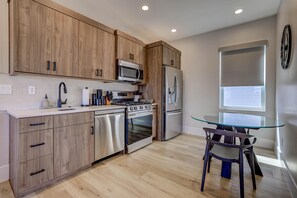 Geladeira, micro-ondas, fogão, cooktop