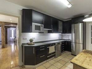 冰箱、微波炉、烤箱、炉灶