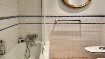 Een douche, milieuvriendelijke toiletartikelen, een haardroger