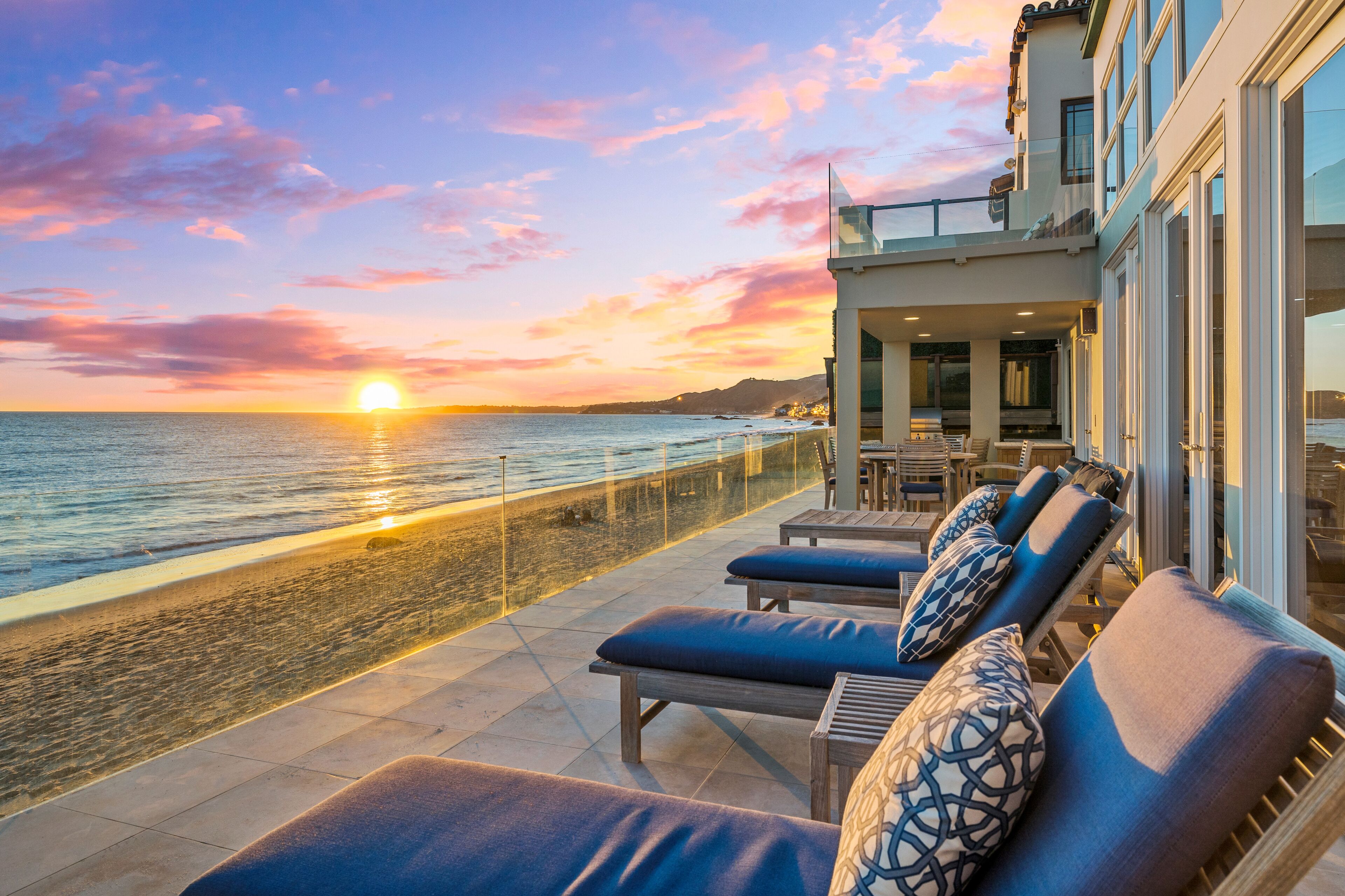 Coastal Serenity ~ Dry Beach, High Ceilings, Large & Modern Villa, Pet Friendly