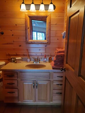 Duschwanne, Haartrockner, Handtücher, Seife