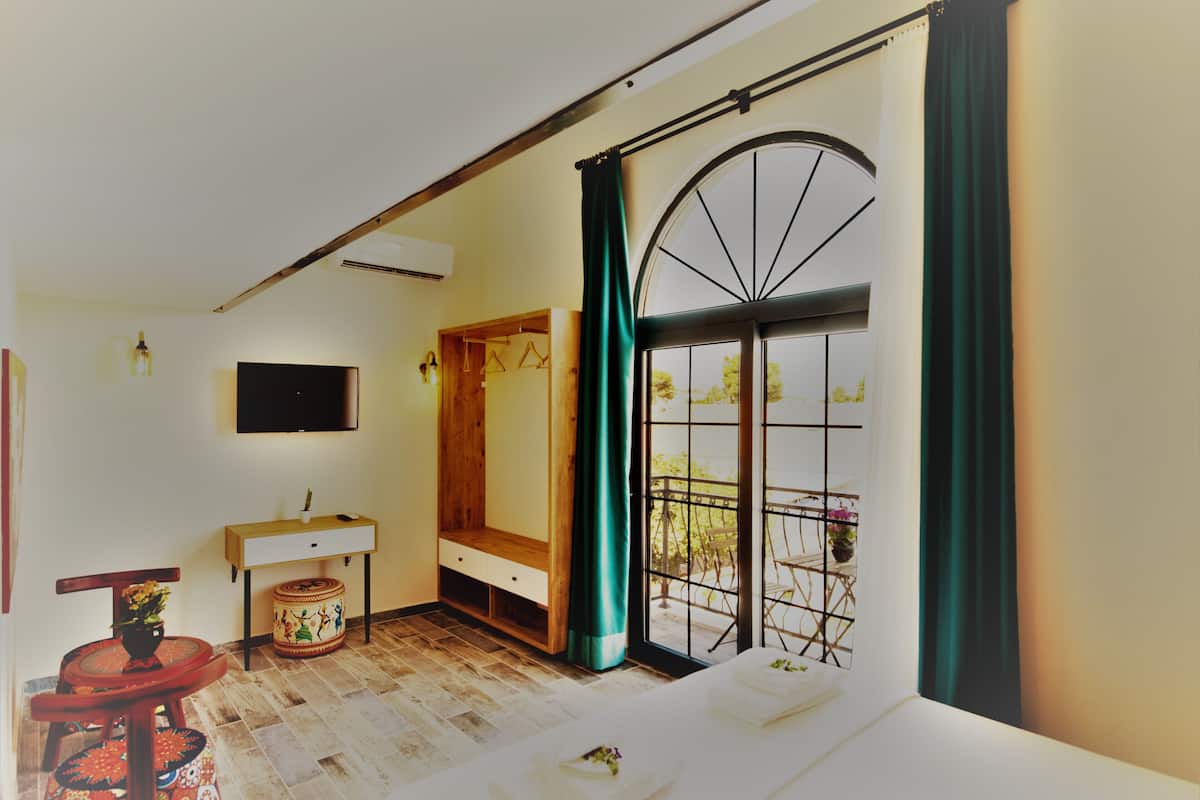 Deluxe Dört Kişilik Oda | Dizüstü bilgisayar çalışma alanı, ücretsiz kablosuz İnternet